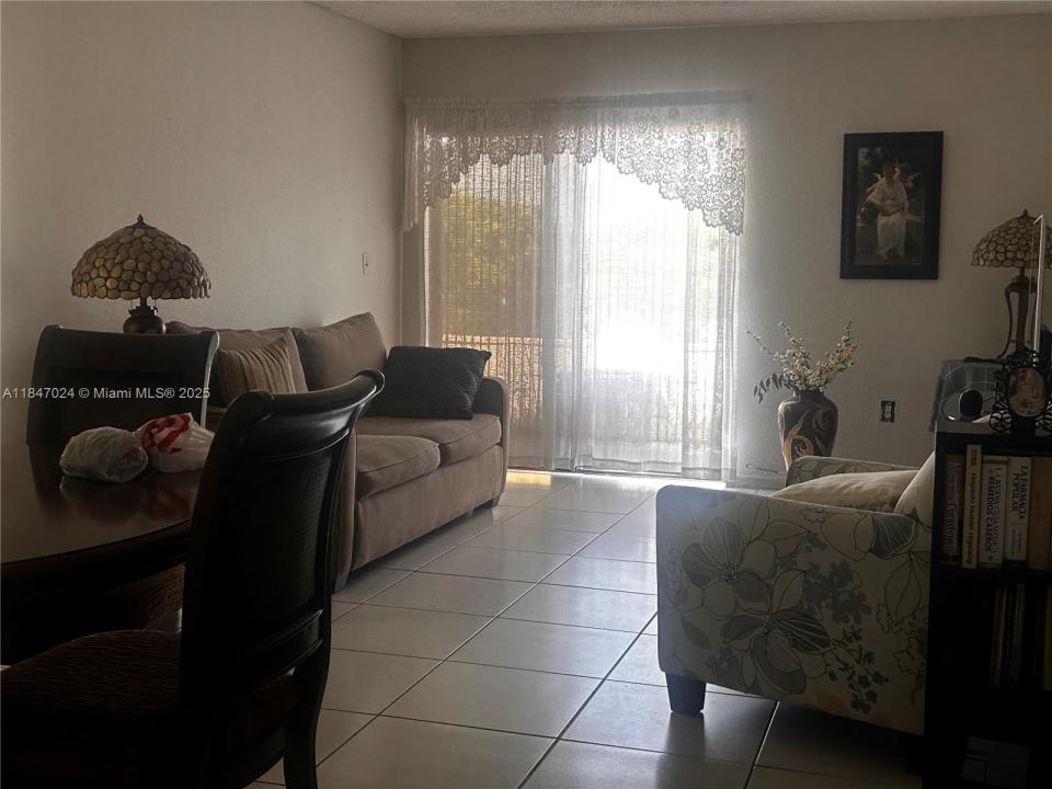 17530 NW 68th Ave C4014, Hialeah, 佛羅里達州 33015, 美國