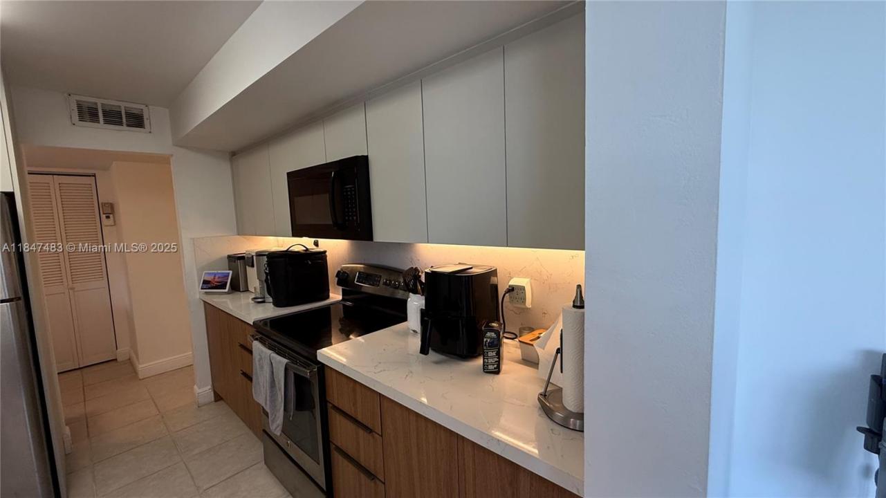 16565 NE 26th Ave 3G, North Miami Beach, Florida 33160, USA