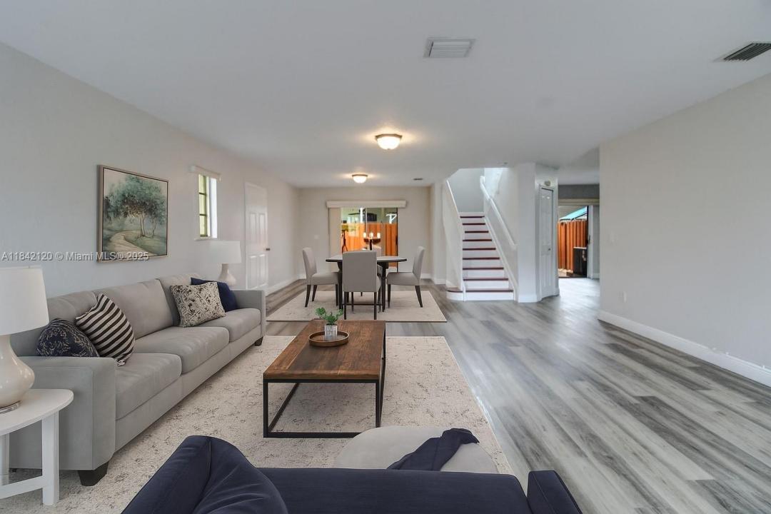 7347 NW 173rd Dr 102, Hialeah, פלורידה 33015, ארצות הברית של אמריקה