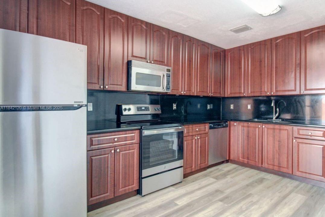 7347 NW 173rd Dr 102, Hialeah, פלורידה 33015, ארצות הברית של אמריקה