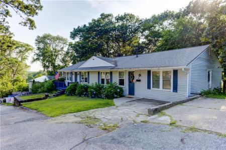 11 Golden Boulevard, North Smithfield, Rhode Island 02896, USA