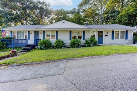 11 Golden Boulevard, North Smithfield, Rhode Island 02896, USA