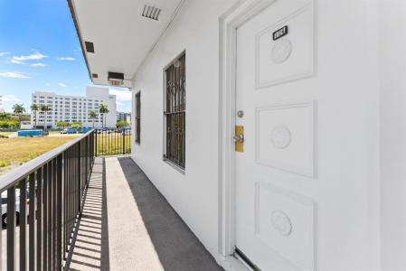 201 N University Dr 17B, Plantation, Florida 33324