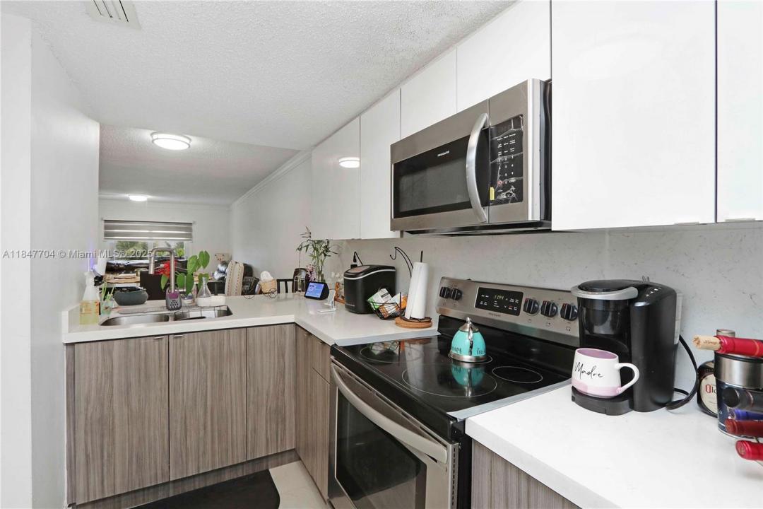 9917 W Okeechobee Rd 3-303, Hialeah Gardens, פלורידה 33016, ארצות הברית של אמריקה 