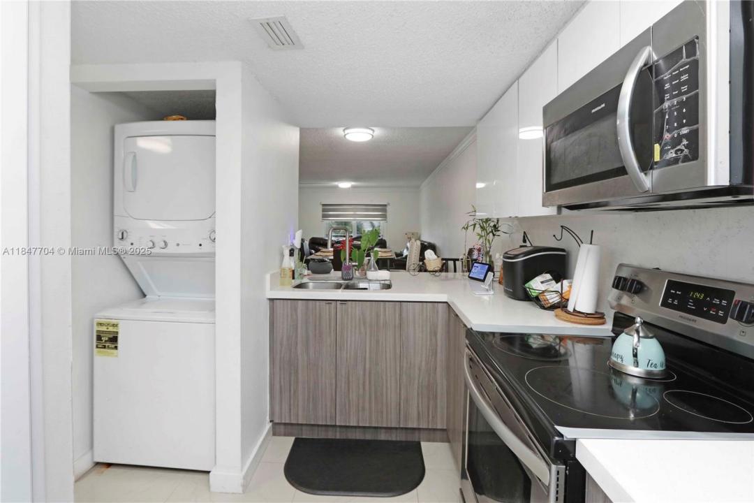 9917 W Okeechobee Rd 3-303, Hialeah Gardens, פלורידה 33016, ארצות הברית של אמריקה 