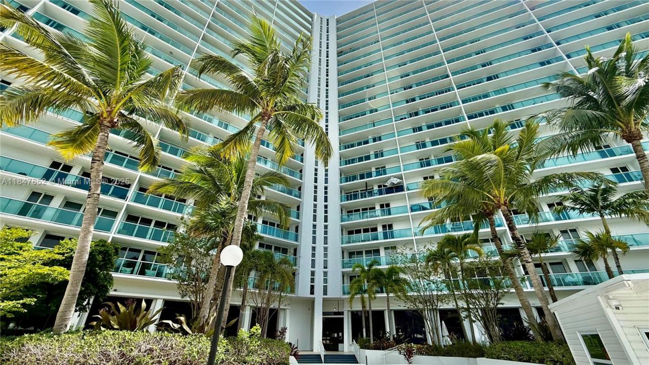 100 Bayview Dr 429, Sunny Isles Beach, Florida 33160