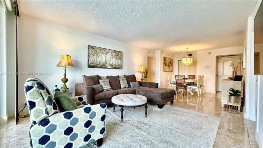 100 Bayview Dr 429, Sunny Isles Beach, Florida 33160, USA
