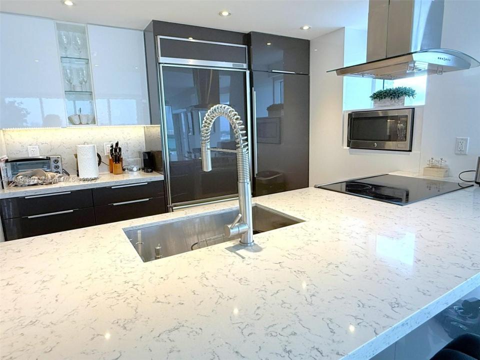 10275 Collins Ave 1022, Bal Harbour, Floryda 33154, USA