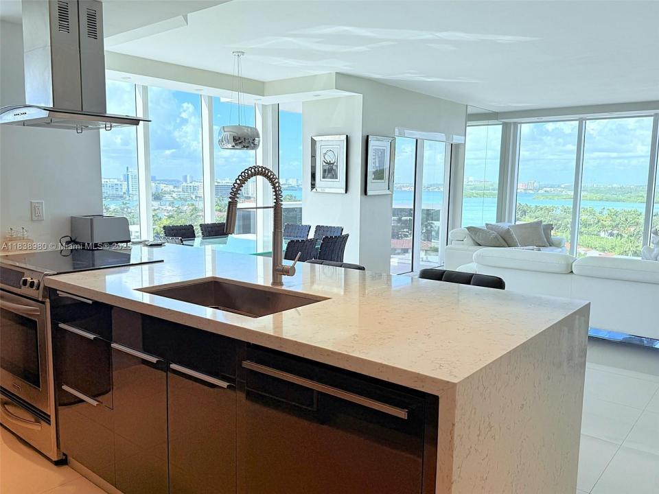 10275 Collins Ave 1022, Bal Harbour, Floryda 33154, USA