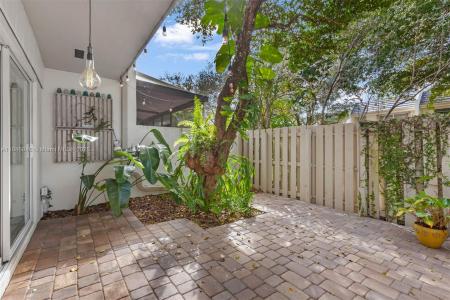8218 SW 82nd Ct, Miami, Florida 33143, USA
