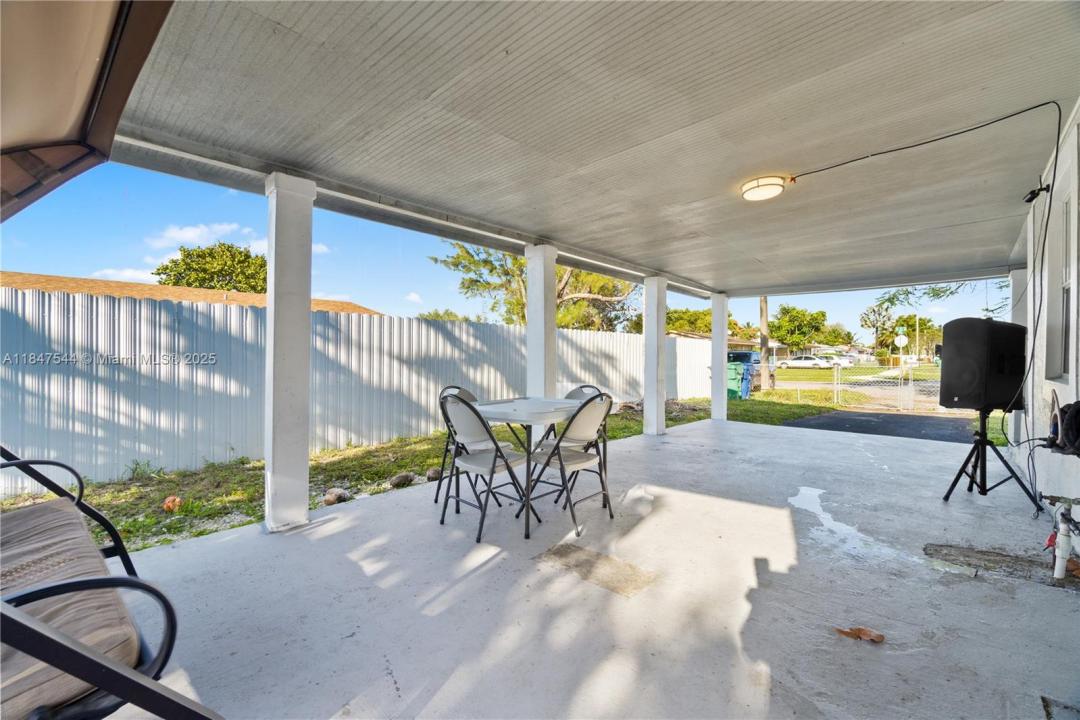 20340 NW 42nd Ave, Miami Gardens, Floryda 33055, USA