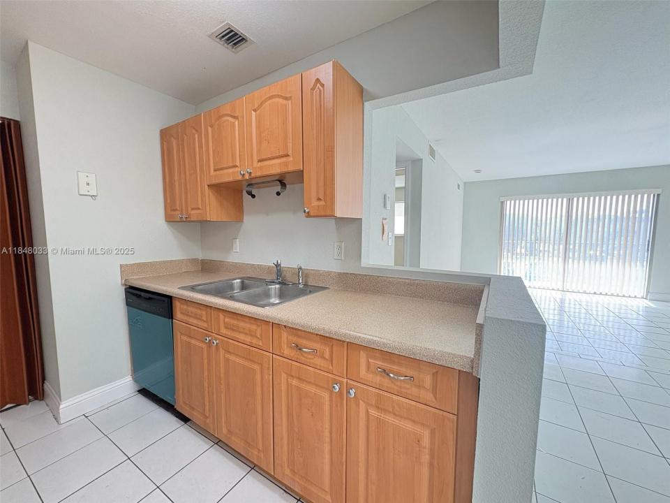2842 NW 55th Ave 2C, Lauderhill, Flórida 33313, Estados Unidos