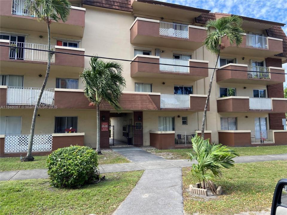 680 Miller Dr W402, Miami Springs, פלורידה 33166, ארצות הברית של אמריקה