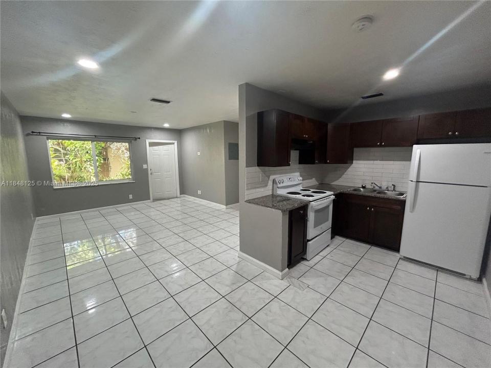 5321 NW 21st Ct. A, Lauderhill, פלורידה 33313, ארצות הברית של אמריקה