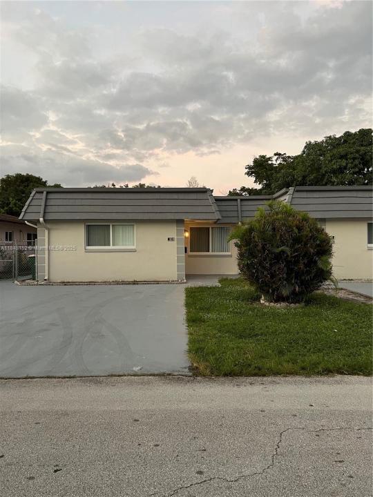 7407 NW 76th Ct 7409, Tamarac, Floride 33321, États-Unis