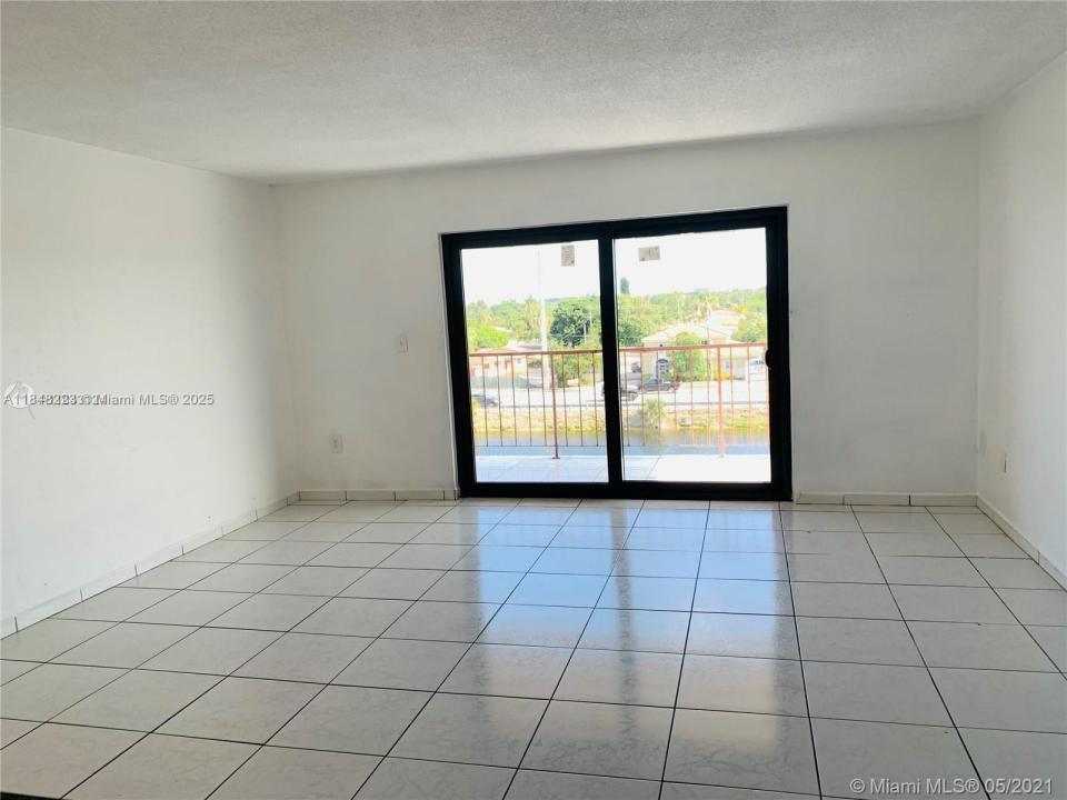 1325 W 68th St 221, Hialeah, Florida 33014, Stati Uniti