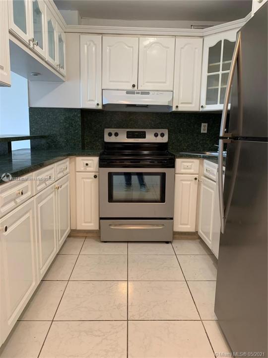 1325 W 68th St 221, Hialeah, Florida 33014, Stati Uniti
