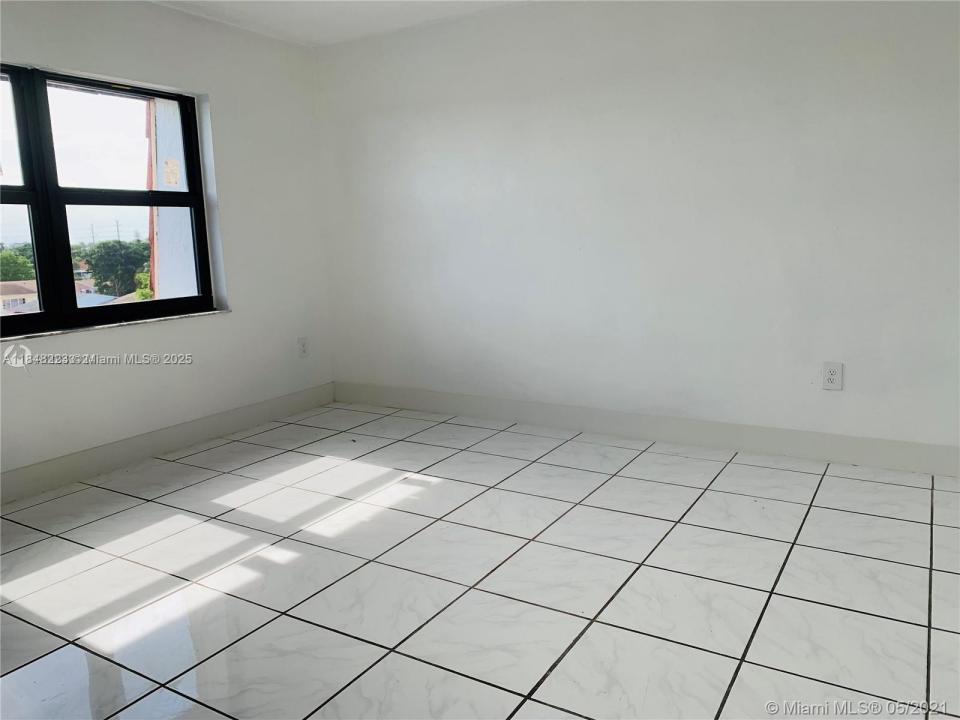 1325 W 68th St 221, Hialeah, Florida 33014, Stati Uniti