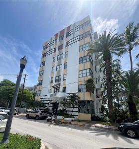 2421 Lake Pancoast Dr 4D, Miami Beach, Florida 33140, USA