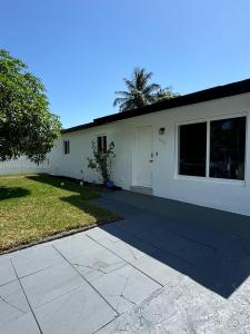 4863 SW 44th Ter, Dania Beach, Florida 33314, USA