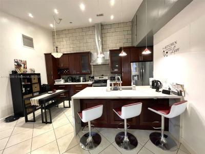 2754 N Nob Hill Rd, Sunrise, Florida 33322, USA
