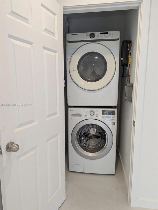 911 Sharar Ave 2, Opa-Locka, 佛罗里达州 33054, 美国