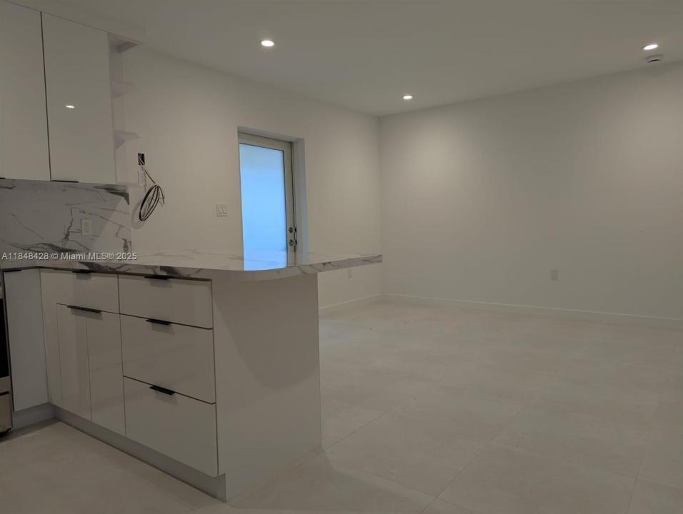 911 Sharar Ave 2, Opa-Locka, 佛罗里达州 33054, 美国