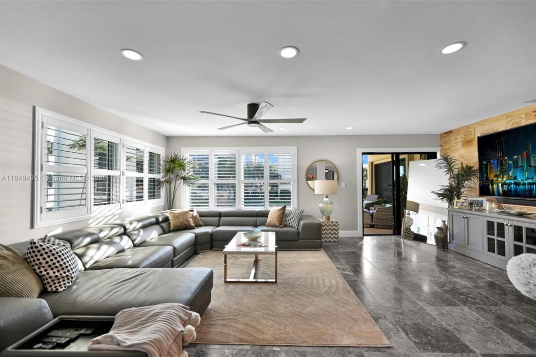 372 Golfview Rd 201, North Palm Beach, Florida 33408