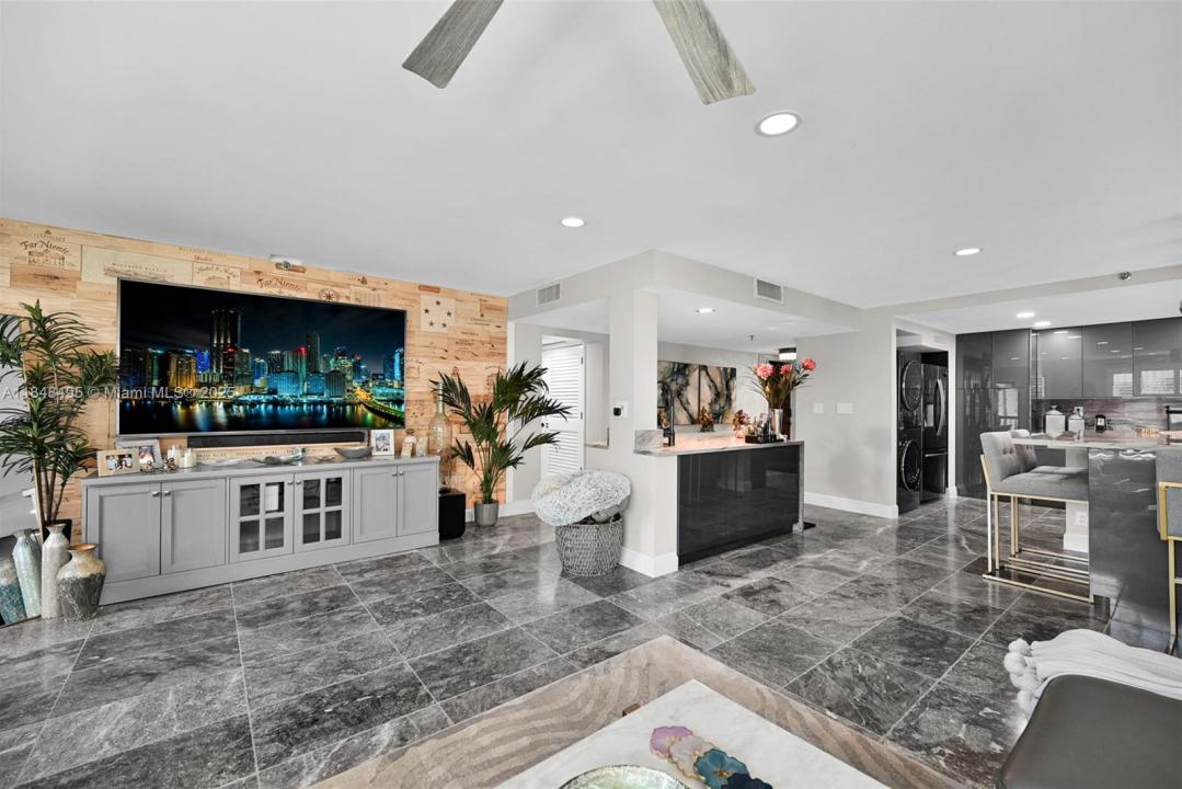 372 Golfview Rd 201, North Palm Beach, Florida 33408