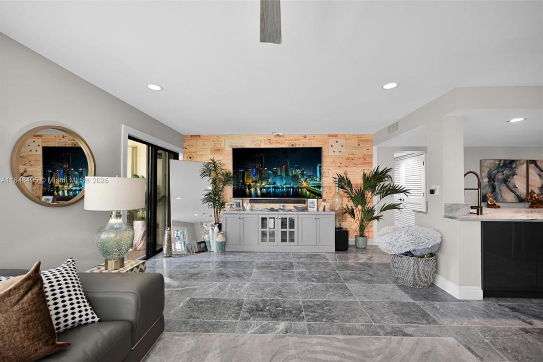 372 Golfview Rd 201, North Palm Beach, Florida 33408