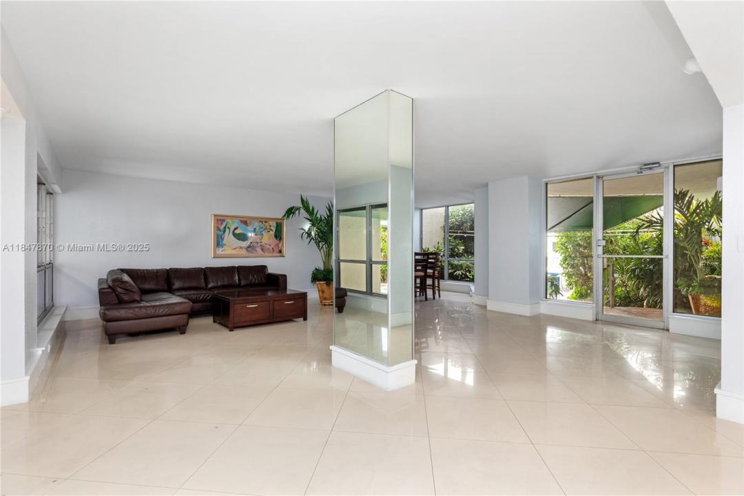 1700 NW N River Dr 708, Miami, Floryda 33125, USA