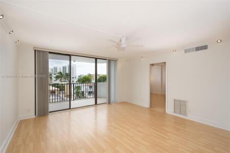 3703 NE 166th St 408, North Miami Beach, Florida 33160, USA