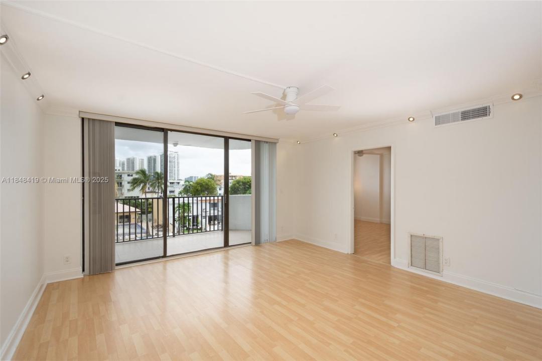 3703 NE 166th St 408, North Miami Beach, Florida 33160, USA