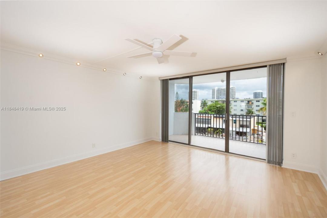 3703 NE 166th St 408, North Miami Beach, Florida 33160, USA