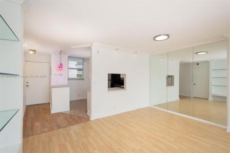 3703 NE 166th St 408, North Miami Beach, Florida 33160, USA