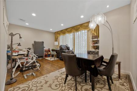 8 Percheron Lane, North Hempstead, 纽约州 11577, 美国