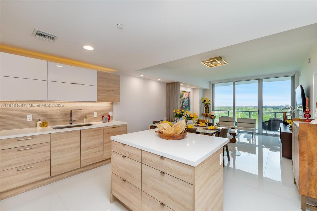 16385 Biscayne Blvd 1503 +2Parking, North Miami Beach, Floride 33160, États-Unis