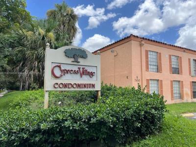 7160 Fairway Dr J18, Miami Lakes, Florida 33014, USA