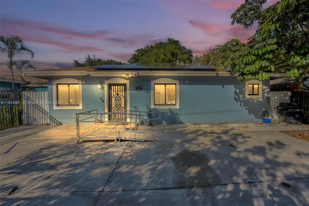 1933 NW 85th St, Miami, פלורידה 33147, ארצות הברית של אמריקה 