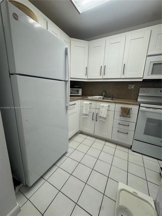 9061 Sunrise Lakes Blvd 206, Sunrise, Florida 33322