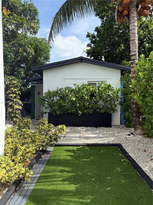 2230 NW 6th St B, Miami, Florida 33125