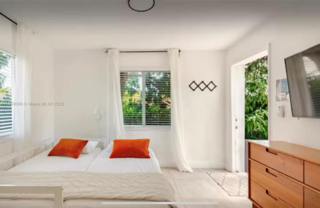 2230 NW 6th St B, Miami, Florida 33125