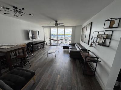 1700 NW N River Dr 704, Miami, Florida 33125, USA
