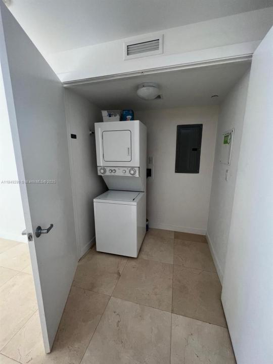 1060 Brickell Ave 2711, Miami, Florida 33131, USA