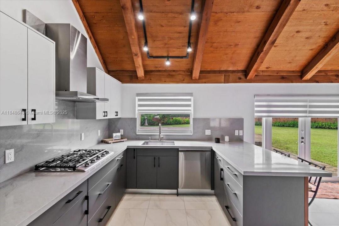 8920 Crescent Dr ., Miramar, Флорида 33025, Соединенные Штаты