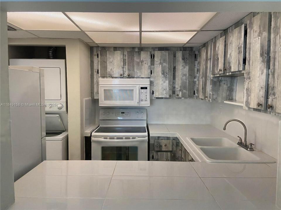 10090 NW 80th Ct 1330, Hialeah Gardens, Флорида 33016, Соединенные Штаты
