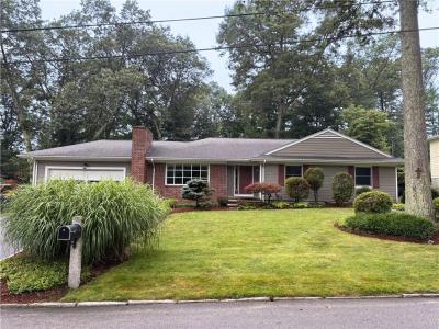 25 MAPLECREST Drive, Smithfield, RI 02828, USA