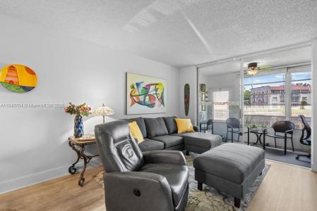 9181 Sunrise Lakes Blvd 108, Sunrise, Florida 33322, USA