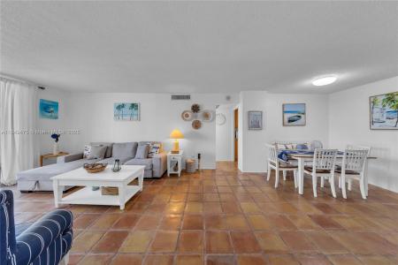 5555 Collins Ave 8U, Miami Beach, Florida 33140, USA