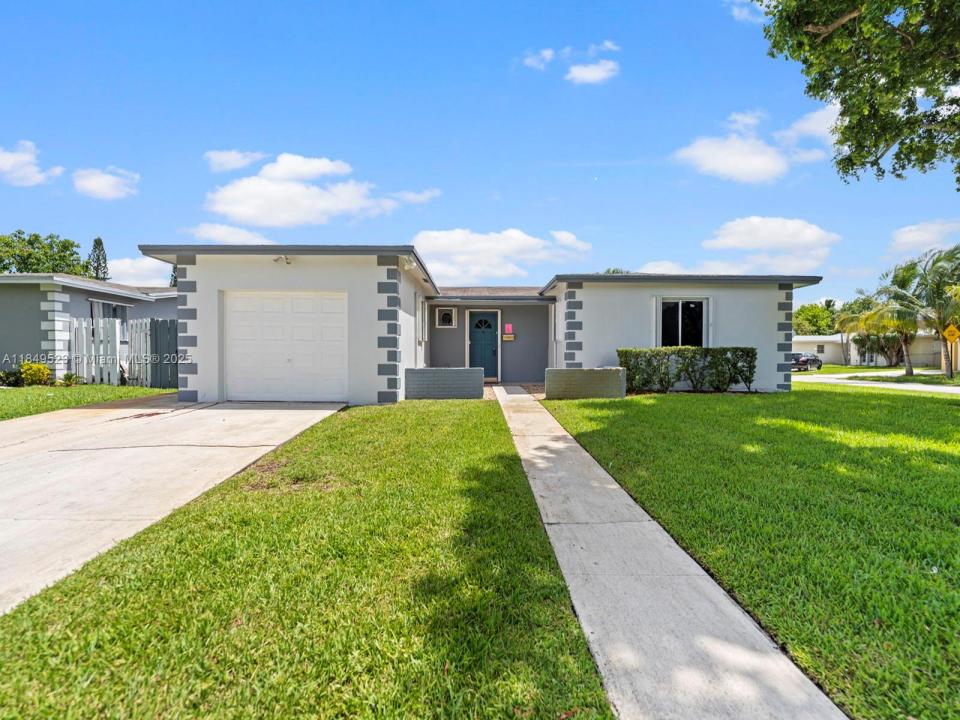 6572 SW 8th Ct, North Lauderdale, Florida 33068, USA